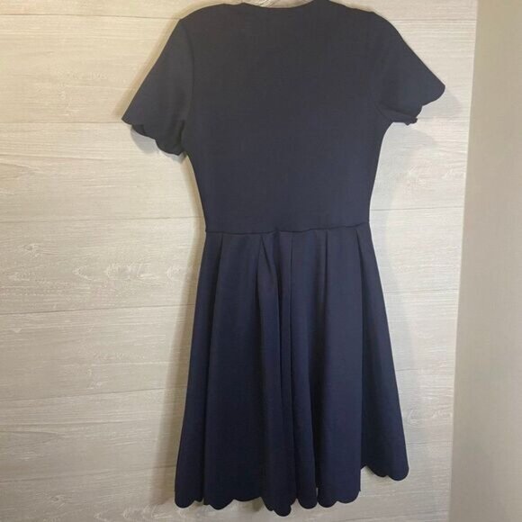 Boohoo Women's V Cut Neck Scalloped Hem Fit And Flare Dress - Picture 5 of 6